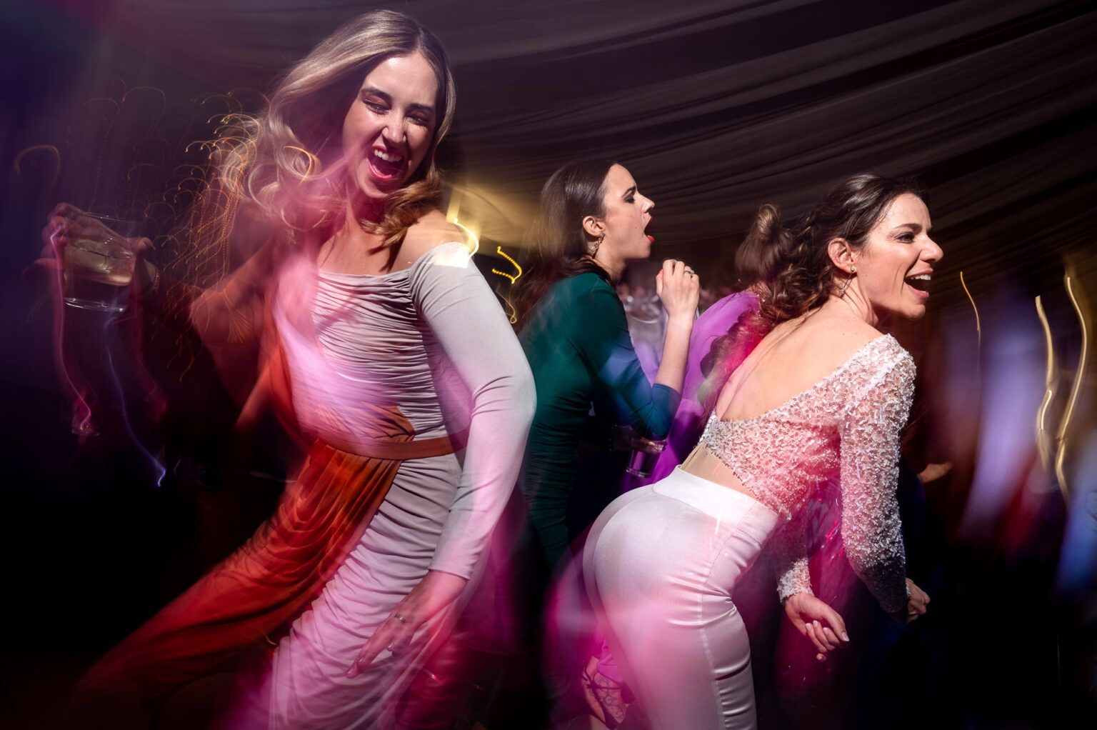Mejores fotos documentales de boda 2024: un estilo diferente, atrevido y sin posados 1 Fotografo de bodas en Gandía documental y creativo