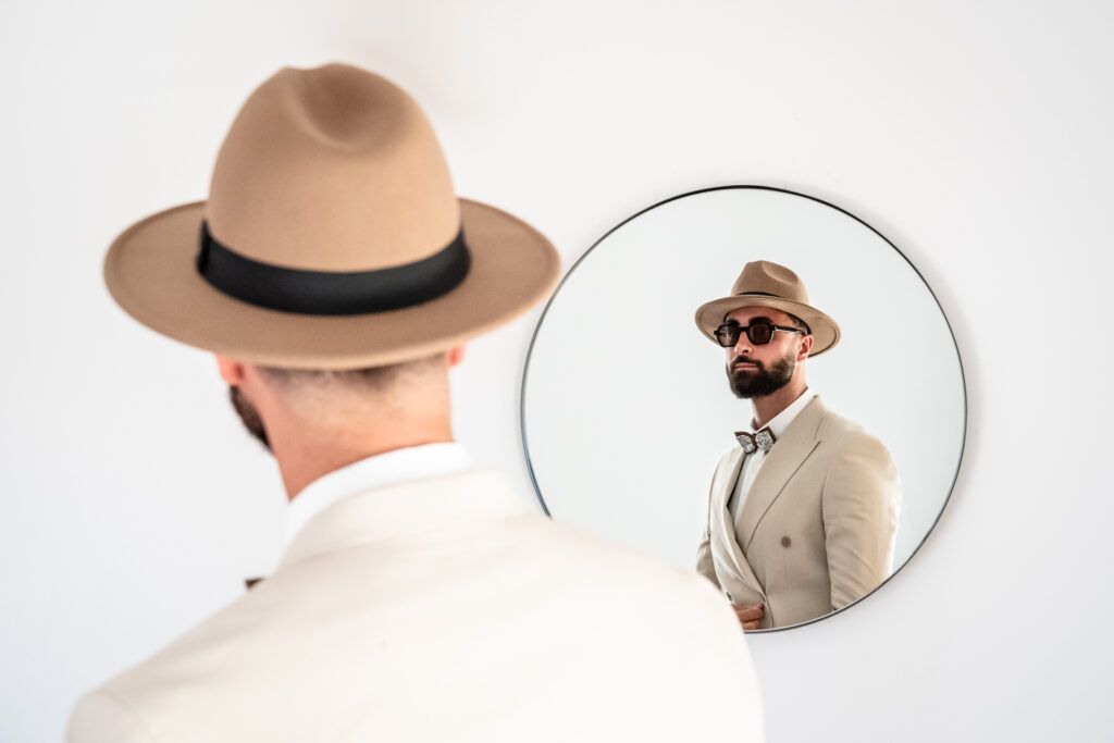 novio con estilo boda valencia fotografo
