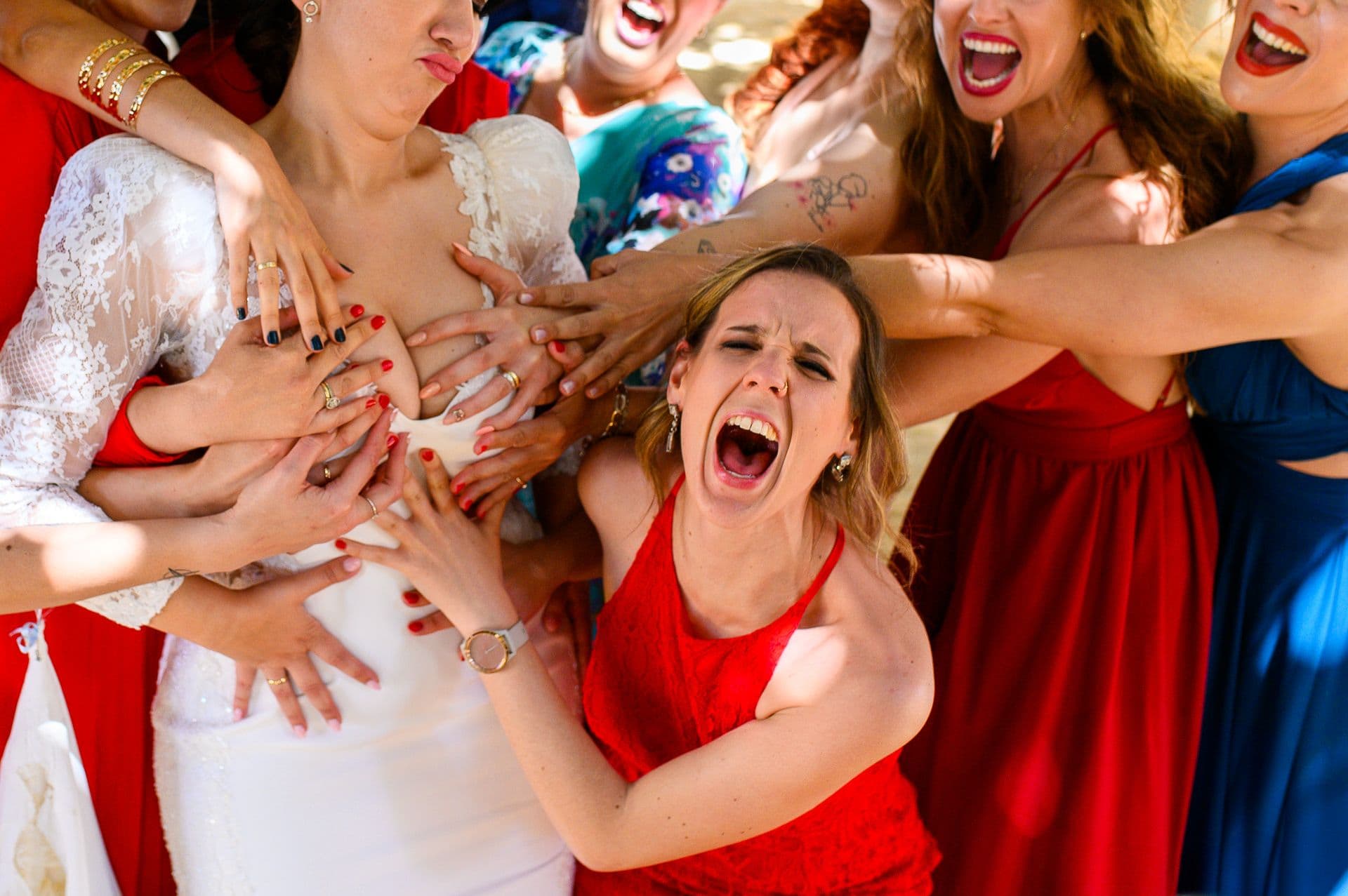 Mejores fotos documentales de boda 2024: un estilo diferente, atrevido y sin posados 56 amigas novia boda divertida alicante