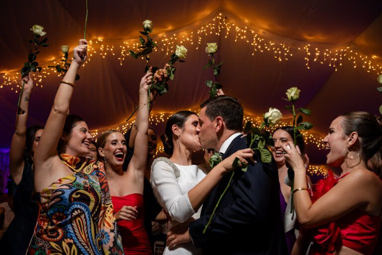 Mejores fotos documentales de boda 2024: un estilo diferente, atrevido y sin posados