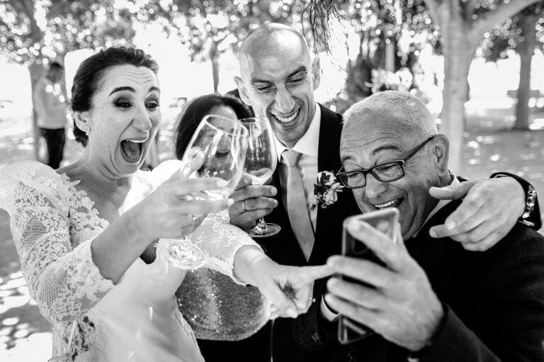 Mejores fotos documentales de boda 2024: un estilo diferente, atrevido y sin posados 21 foto emocional boda diferente