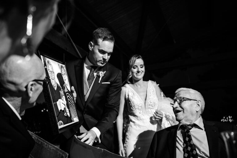 Mejores fotos documentales de boda 2024: un estilo diferente, atrevido y sin posados 16 foto emotiva detalles boda natural