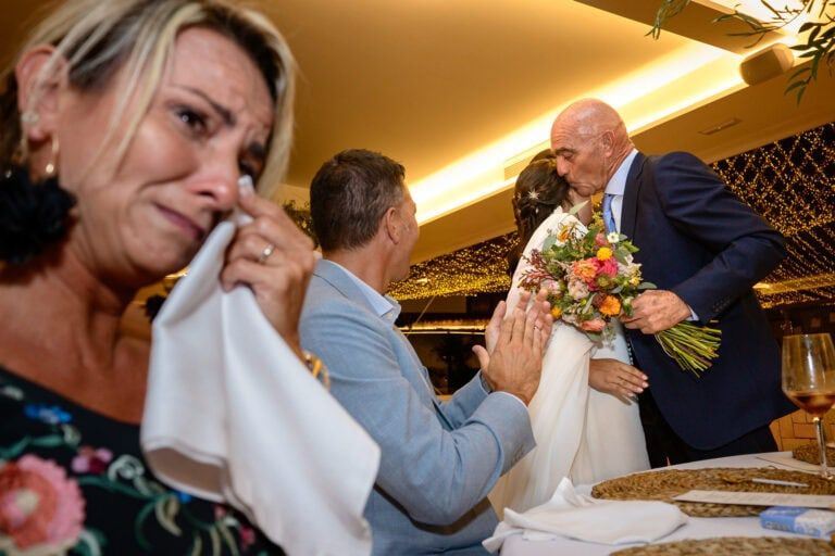 Mejores fotos documentales de boda 2024: un estilo diferente, atrevido y sin posados 20 momentos reales boda sin posados