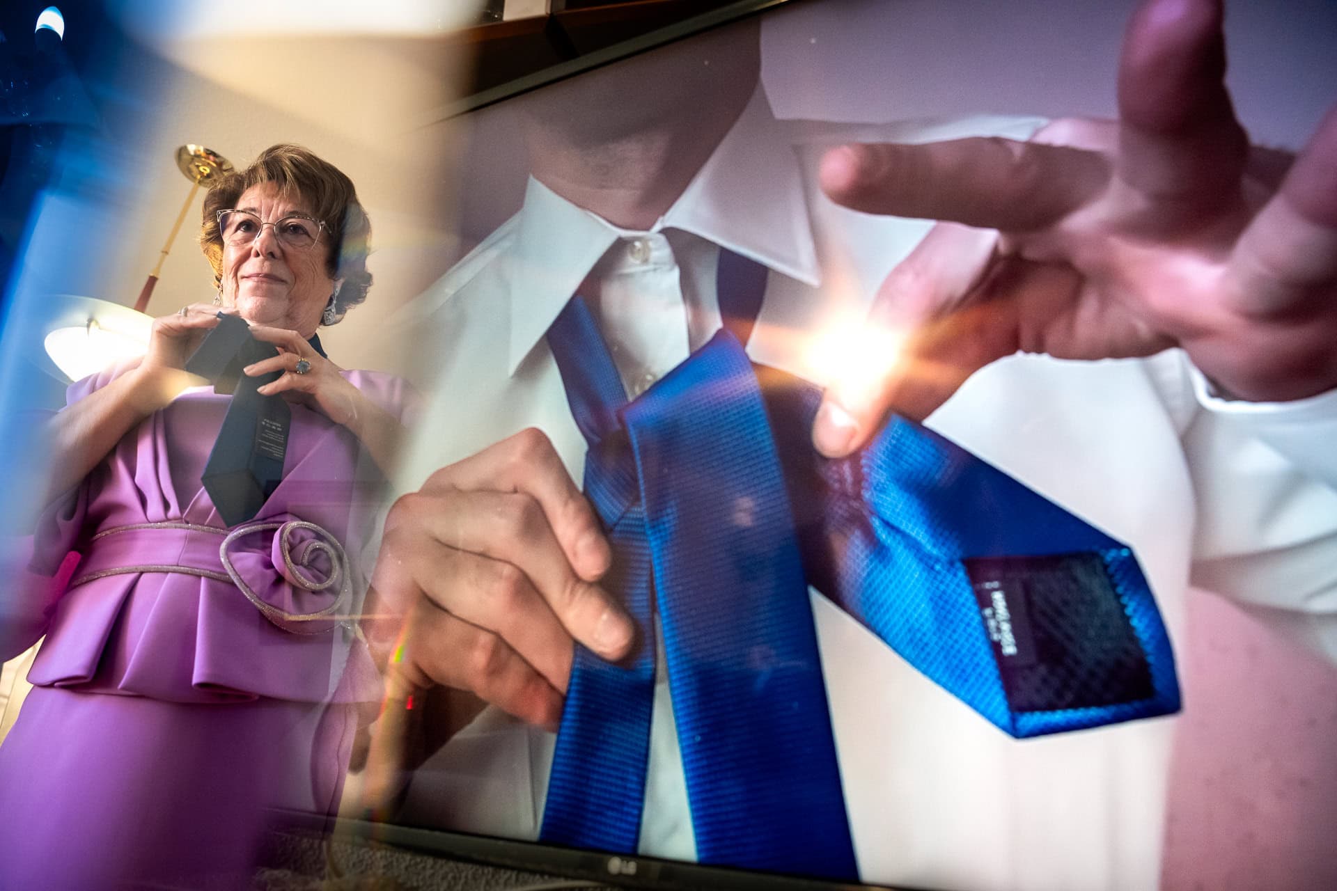 Mejores fotos documentales de boda 2024: un estilo diferente, atrevido y sin posados 40 preparativos boda corbata fotografo valencia