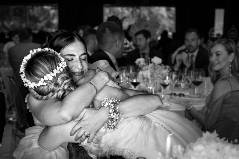 Fotógrafo de bodas natural y sin posados | Adolf Boluda 13 Una amiga abraza emocionada a la novia al recibir un regalo durante la comida, boda natural en Hotel Vivood, Alicante.