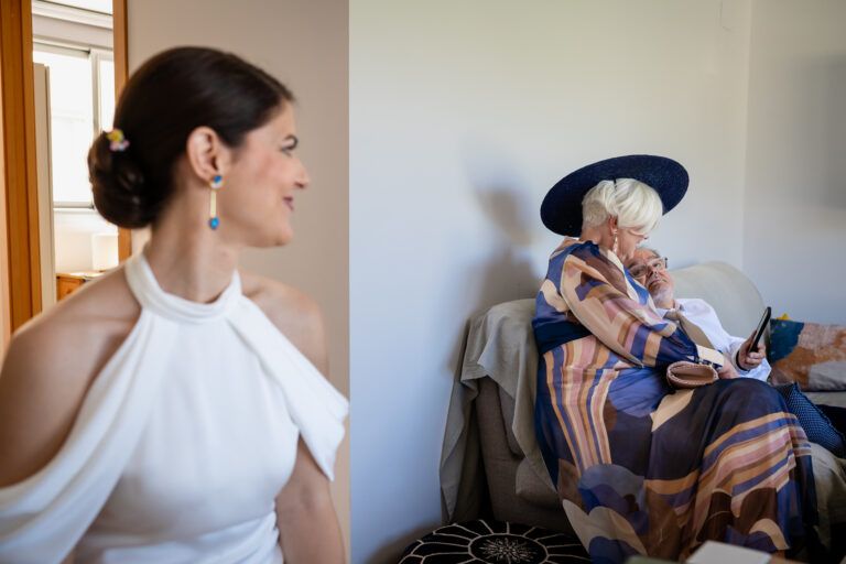 Fotografía de bodas documental: qué es | Adolf Boluda 5 Novia emocionada al ver la mirada cariñosa entre sus padres, fotografía de boda documental